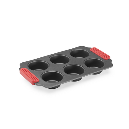 Divertiti a preparare dei deliziosi muffin soffici con questo vassoio per muffin in acciaio al carbonio con rivestimento ceramico antiaderente, che è privo di PFOA e PFA,! Realizza 6 Muffin Ø 6,5 cm Dimensioni stampo: cm 31 x 18 x h 3,7. In negozio e online su tuttochic.live