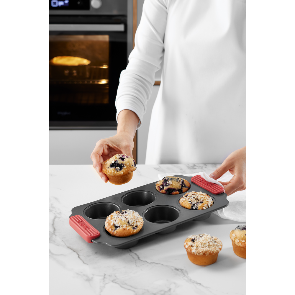 Divertiti a preparare dei deliziosi muffin soffici con questo vassoio per muffin in acciaio al carbonio con rivestimento ceramico antiaderente, che è privo di PFOA e PFA,! Realizza 6 Muffin Ø 6,5 cm Dimensioni stampo: cm 31 x 18 x h 3,7. In negozio e online su tuttochic.live