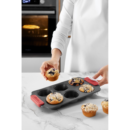Divertiti a preparare dei deliziosi muffin soffici con questo vassoio per muffin in acciaio al carbonio con rivestimento ceramico antiaderente, che è privo di PFOA e PFA,! Realizza 6 Muffin Ø 6,5 cm Dimensioni stampo: cm 31 x 18 x h 3,7. In negozio e online su tuttochic.live