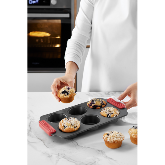 Divertiti a preparare dei deliziosi muffin soffici con questo vassoio per muffin in acciaio al carbonio con rivestimento ceramico antiaderente, che è privo di PFOA e PFA,! Realizza 6 Muffin Ø 6,5 cm Dimensioni stampo: cm 31 x 18 x h 3,7. In negozio e online su tuttochic.live