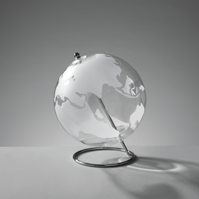 Esplora il mondo con stile grazie a questo mappamondo rotante in vetro di Ø 20 cm. Dimensioni totali: cm 10 x 14 h. In negozio e online su tuttochic.live 