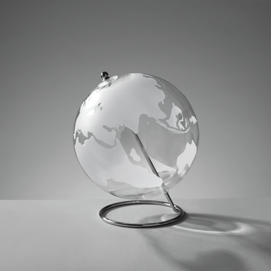 Esplora il mondo con stile grazie a questo mappamondo rotante in vetro di Ø 20 cm. Dimensioni totali: cm 10 x 14 h. In negozio e online su tuttochic.live 