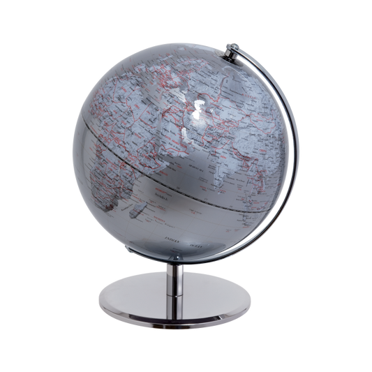 Esplora il mondo con stile con il mappamondo color argento di Mascagni. Questo elegante mappamondo ruota sulla base in metallo cromato, aggiungendo un tocco di lusso al tuo spazio. Perfetto per chi ama viaggiare e per chi desidera avere una raffinata decorazione. Globo Ø 25 cm. In negozio e online su tuttochic.live 