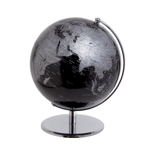 Esplora il mondo con stile con il mappamondo di colore nero di Mascagni. Questo elegante mappamondo ruota sulla base in metallo cromato, aggiungendo un tocco di lusso al tuo spazio. Perfetto per chi ama viaggiare e per chi desidera avere una raffinata decorazione. Globo Ø 25 cm. In negozio e online su tuttochic.live 