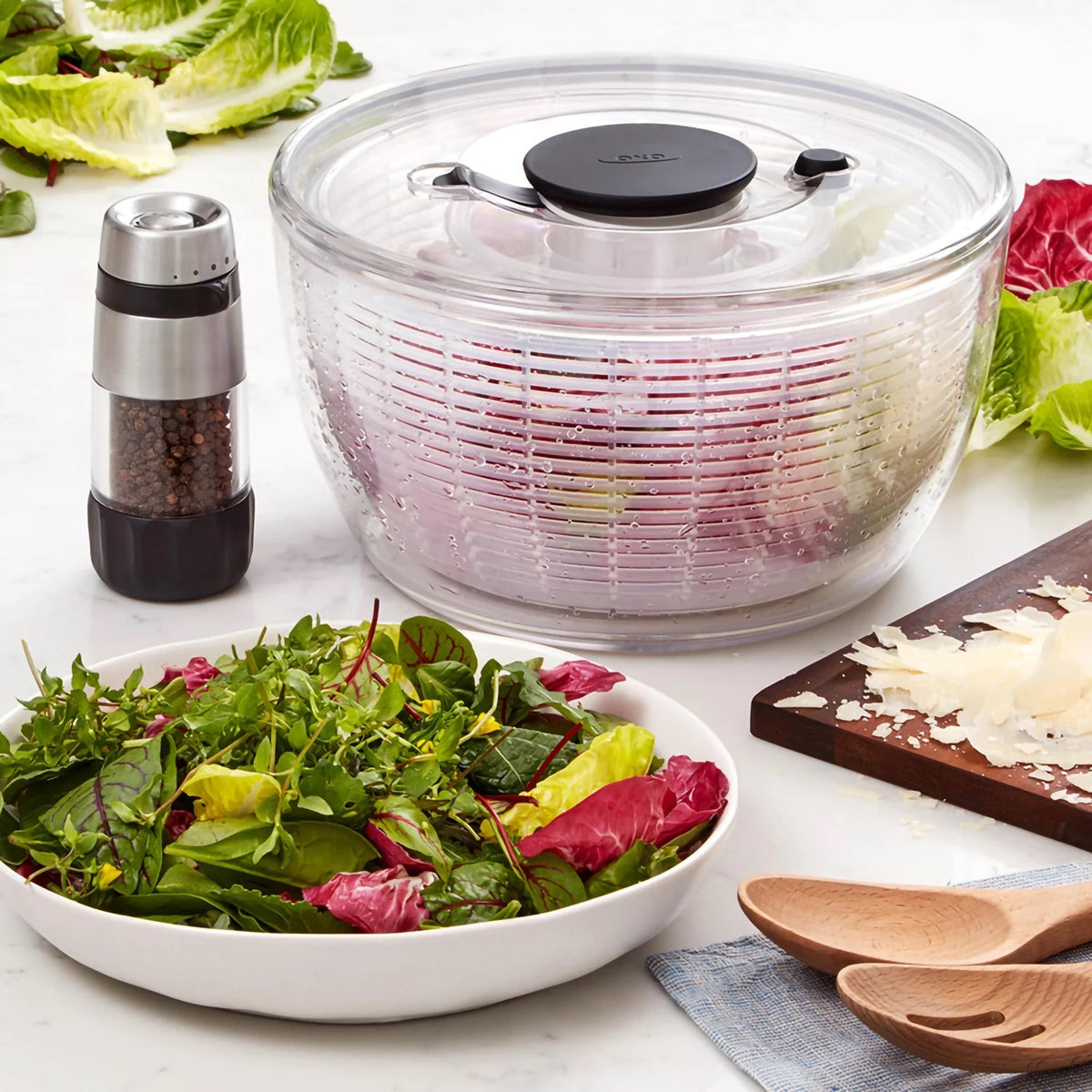 Perfetta per lavare insalata, erbe o frutti di bosco con meccanismo a pompa brevettata, pulsante freno centrifuga e base antiscivolo. Cestello e recipiente utilizzabili anche singolarmente. In negozio e online su tuttochic.live 