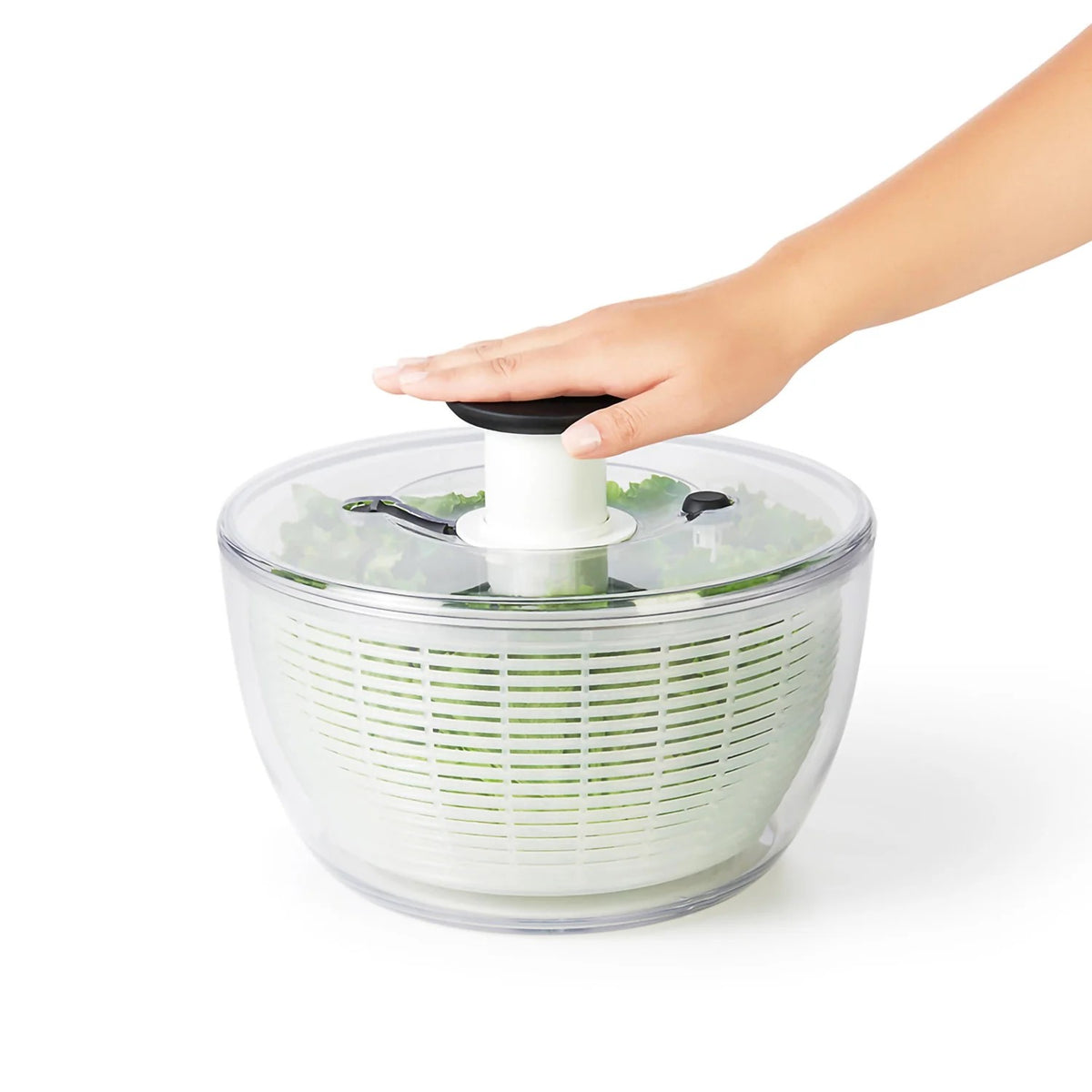 Perfetta per lavare insalata, erbe o frutti di bosco con meccanismo a pompa brevettata, pulsante freno centrifuga e base antiscivolo. Cestello e recipiente utilizzabili anche singolarmente. In negozio e online su tuttochic.live 