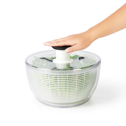 Perfetta per lavare insalata, erbe o frutti di bosco con meccanismo a pompa brevettata, pulsante freno centrifuga e base antiscivolo. Cestello e recipiente utilizzabili anche singolarmente. In negozio e online su tuttochic.live 