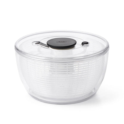 Perfetta per lavare insalata, erbe o frutti di bosco con meccanismo a pompa brevettata, pulsante freno centrifuga e base antiscivolo. Cestello e recipiente utilizzabili anche singolarmente. In negozio e online su tuttochic.live 