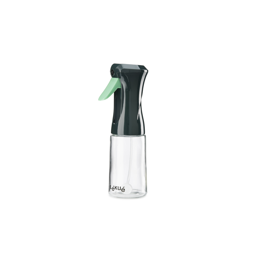 Prepara piatti più sani risparmiando olio grazie a questo spruzzatore d'olio. Ideale da usare con la friggitrice ad aria! Con una pratica bottiglia di vetro da 150 ml lavabile in lavastoviglie. Dimensioni: cm Ø 6 x h 20 - Peso: 194 gr. In negozio e online su tuttochic.live