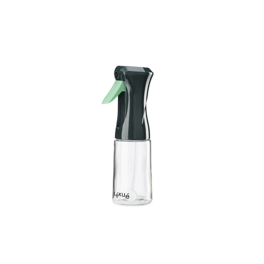 Prepara piatti più sani risparmiando olio grazie a questo spruzzatore d'olio. Ideale da usare con la friggitrice ad aria! Con una pratica bottiglia di vetro da 150 ml lavabile in lavastoviglie. Dimensioni: cm Ø 6 x h 20 - Peso: 194 gr. In negozio e online su tuttochic.live