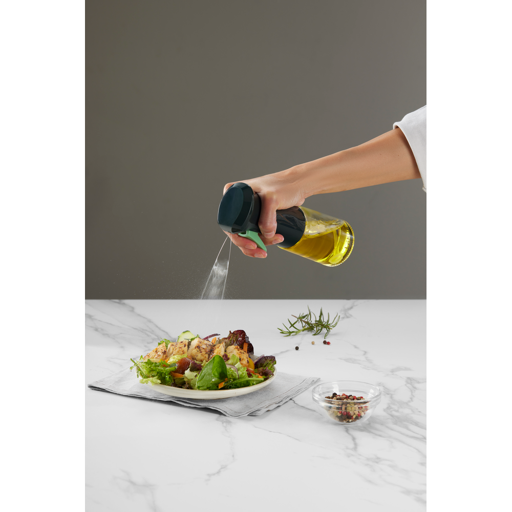 Prepara piatti più sani risparmiando olio grazie a questo spruzzatore d'olio. Ideale da usare con la friggitrice ad aria! Con una pratica bottiglia di vetro da 150 ml lavabile in lavastoviglie. Dimensioni: cm Ø 6 x h 20 - Peso: 194 gr. In negozio e online su tuttochic.live