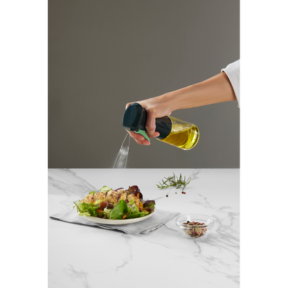 Prepara piatti più sani risparmiando olio grazie a questo spruzzatore d'olio. Ideale da usare con la friggitrice ad aria! Con una pratica bottiglia di vetro da 150 ml lavabile in lavastoviglie. Dimensioni: cm Ø 6 x h 20 - Peso: 194 gr. In negozio e online su tuttochic.live