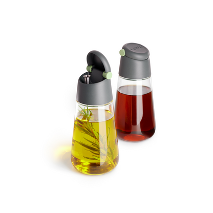 Un set perfetto di 2 dispenser per olio e aceto da usare in cucina e a tavola. Condisci i tuoi piatti con maggiore controllo inclinando la bottiglia!  In negozio e online su tuttochic.live