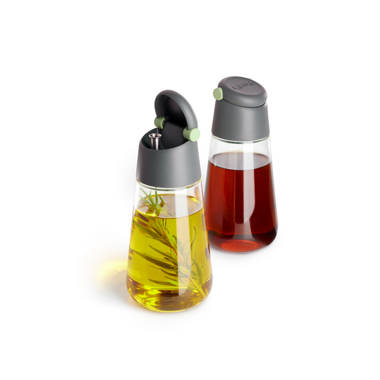 Un set perfetto di 2 dispenser per olio e aceto da usare in cucina e a tavola. Condisci i tuoi piatti con maggiore controllo inclinando la bottiglia!  In negozio e online su tuttochic.live