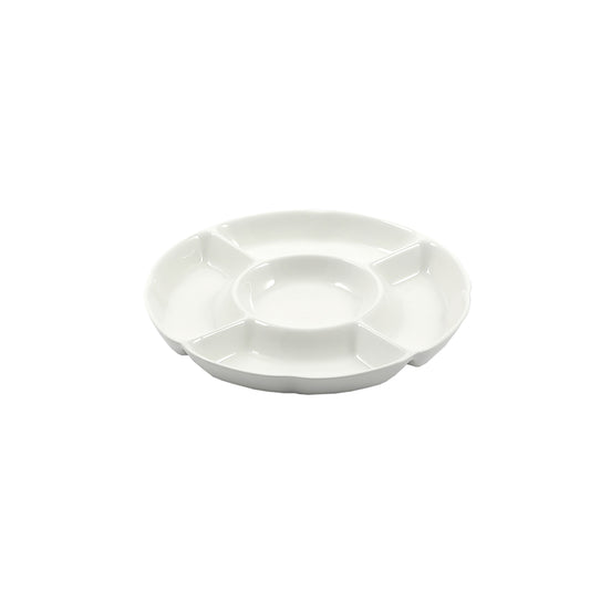 Realizzata in pregiata porcellana bianca, questa elegante antipastiera è ideale per servire i tuoi antipasti preferiti. Oltre ad aggiungere un tocco di classe alla tua tavola, la sua qualità garantisce una presentazione perfetta dei tuoi cibi. Dimensioni: cm Ø 25,5 x 3 h. In negozio e online su tuttochic.live