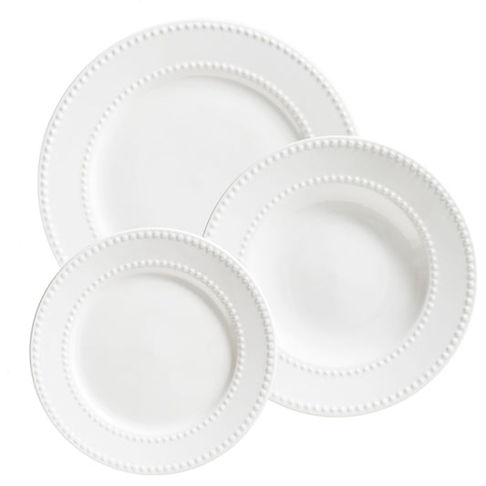 Confezione di 18 piatti da tavola in pregiata porcellana Bone China bianca lavorata composto da: 6 piatti piani ø cm 28, 6 piatti fondi ø cm 20, 6 piatti frutta ø cm 21. Lavabile in lavastoviglie Utilizzabile in microonde  Utilizzabile in forno tradizionale. In negozio e online su tuttochic.live