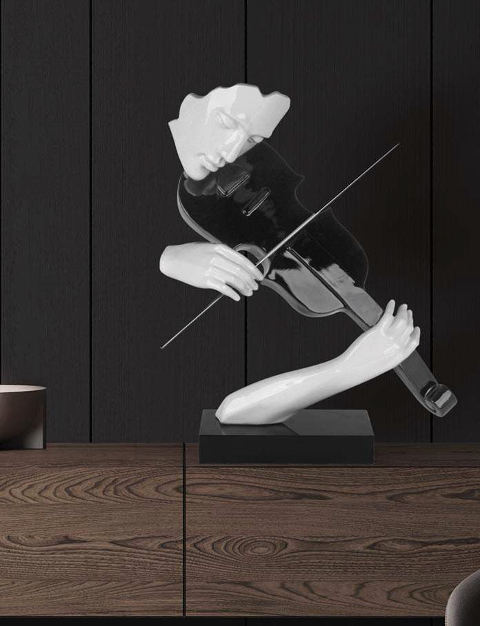 Scultura artistica d'arredo Mr Paganini di Ambienti Glamour alta 65 cm, raffigurante un violinista stilizzato in poliresina bianco e nero lucido con archetto in acciaio su base di marmo nero, Tutto Chic.