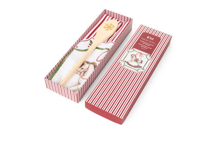 Confezione regalo natalizia aperta della linea Magic Noel Nuvole di Stoffa contenente uno strofinaccio in cotone a righe bianche e rosse e un mestolo in legno con fiocco di neve inciso, Tutto Chic.