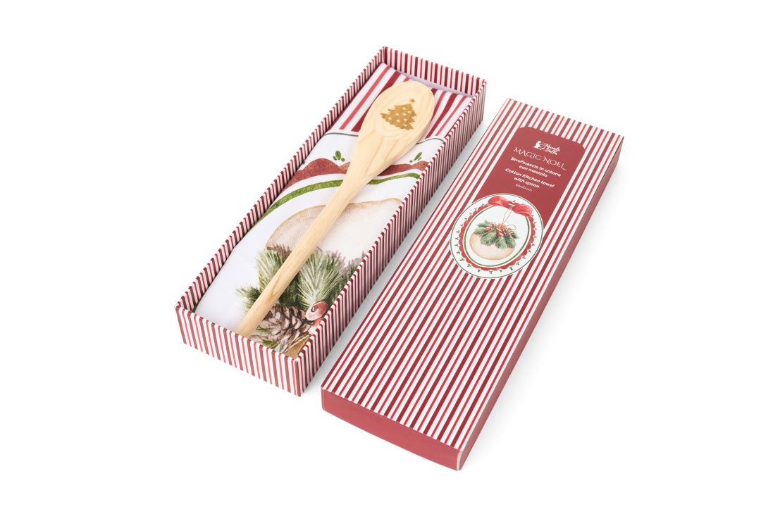 Confezione regalo natalizia aperta Magic Noel Nuvole di Stoffa contenente uno strofinaccio in cotone a righe bianche e rosse e un mestolo in legno con un alberello di Natale inciso sulla punta, Tutto Chic.