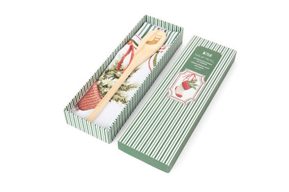 Confezione regalo natalizia aperta a righe bianche e verdi della linea Magic Noel Nuvole di Stoffa con strofinaccio e mestolo in legno inciso con una calza, Tutto Chic.