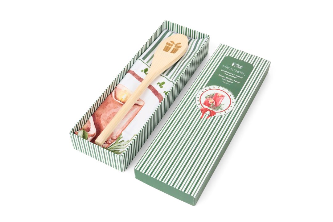Confezione regalo natalizia aperta a righe bianche e verdi della linea Magic Noel Nuvole di Stoffa con strofinaccio e mestolo in legno inciso con due candele accese, Tutto Chic.