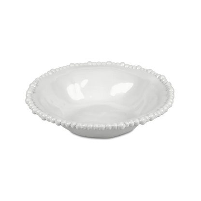 Set 6 piatti fondi in melamina di colore bianco dell'innovativa collezione Joke. Tonalità pastello e caratteristico bordo rivestito di micro sfere ornamentali fanno della linea in melamina un ottimo alleato per la tavola. Lavabile in Lavastoviglie. No Microonde Dimensioni: Ø 21,5 cm. In negozio e online su tuttochic.live