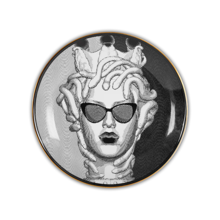 Piatto Decorativo in porcellana La vipera. incarna lo spirito delle persone che si muovono con furbizia e che hanno un’intelligenza acuta. Dedicato ai giocatori, agli strateghi e a coloro che amano l’arte del sottinteso. Dimensioni: Ø 24 cm, H 2 cm Lavabile in lavastoviglie. In negozio e online su tuttochic.live