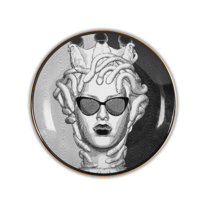 Piatto Decorativo in porcellana La vipera. incarna lo spirito delle persone che si muovono con furbizia e che hanno un’intelligenza acuta. Dedicato ai giocatori, agli strateghi e a coloro che amano l’arte del sottinteso. Dimensioni: Ø 24 cm, H 2 cm Lavabile in lavastoviglie. In negozio e online su tuttochic.live