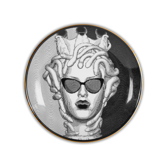Piatto Decorativo in porcellana La vipera. incarna lo spirito delle persone che si muovono con furbizia e che hanno un’intelligenza acuta. Dedicato ai giocatori, agli strateghi e a coloro che amano l’arte del sottinteso. Dimensioni: Ø 24 cm, H 2 cm Lavabile in lavastoviglie. In negozio e online su tuttochic.live