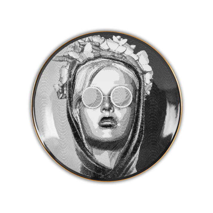 Piatto Decorativo in porcellana La Stilosa. incarna l’eleganza e lo stile delle persone che amano esprimersi attraverso l’abbigliamento e l’arte della moda. Dedicato ai fashionisti, ai trendsetter e a coloro che hanno un occhio di riguardo per il design e la bellezza. In negozio e online su tuttochic.live