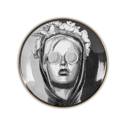 Piatto Decorativo in porcellana La Stilosa. incarna l’eleganza e lo stile delle persone che amano esprimersi attraverso l’abbigliamento e l’arte della moda. Dedicato ai fashionisti, ai trendsetter e a coloro che hanno un occhio di riguardo per il design e la bellezza. In negozio e online su tuttochic.live