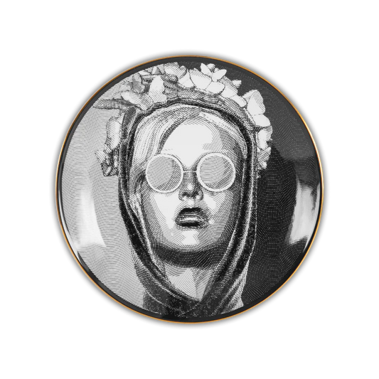 Piatto Decorativo in porcellana La Stilosa. incarna l’eleganza e lo stile delle persone che amano esprimersi attraverso l’abbigliamento e l’arte della moda. Dedicato ai fashionisti, ai trendsetter e a coloro che hanno un occhio di riguardo per il design e la bellezza. In negozio e online su tuttochic.live