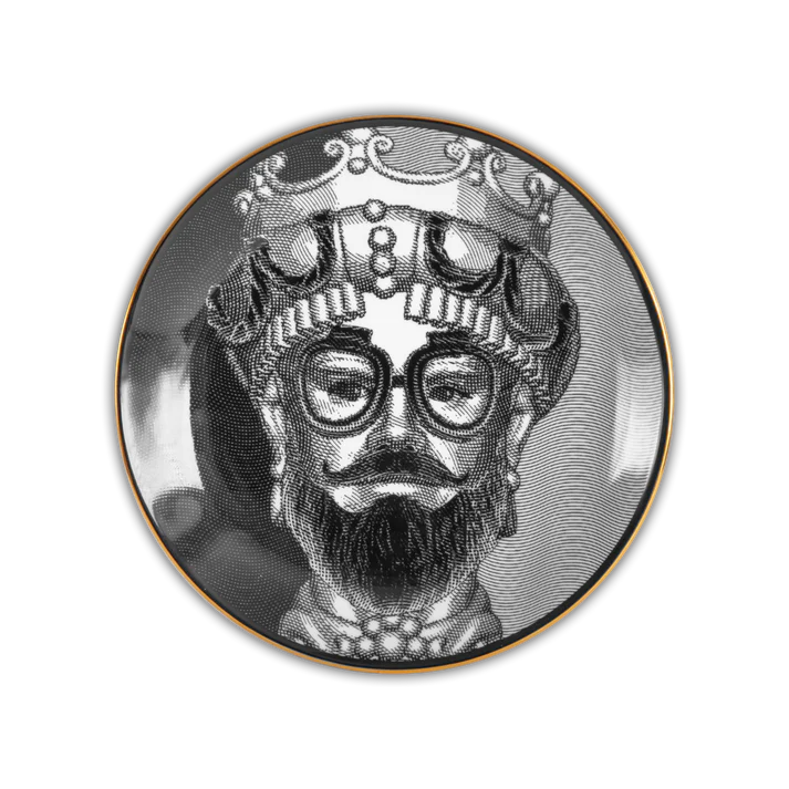 Piatto Decorativo in porcellana L’hipster. incarna lo spirito di coloro che abbracciano la diversità, la creatività e uno stile di vita alternativo. Dedicato agli innovatori culturali, ai curatori di tendenze e a coloro che cercano la bellezza nell’eclettismo Dimensioni:  Ø 24. In negozio e online su tuttochic.live