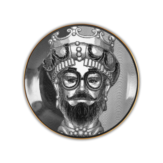 Piatto Decorativo in porcellana L’hipster. incarna lo spirito di coloro che abbracciano la diversità, la creatività e uno stile di vita alternativo. Dedicato agli innovatori culturali, ai curatori di tendenze e a coloro che cercano la bellezza nell’eclettismo Dimensioni:  Ø 24. In negozio e online su tuttochic.live