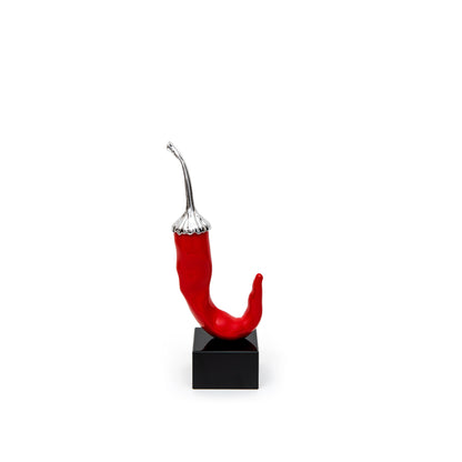 Peperoncino è una scultura moderna artigianale realizzata in resina di qualità, tutta Made in Italy. Questa fantastica opera d'arte rappresenta uno dei più classici portafortuna della tradizione italiana in una veste nuova e moderna. Dimensioni: cm 11 x 9 x 26 h - Peso: gr. 519. In negozio e online su tuttochic.live