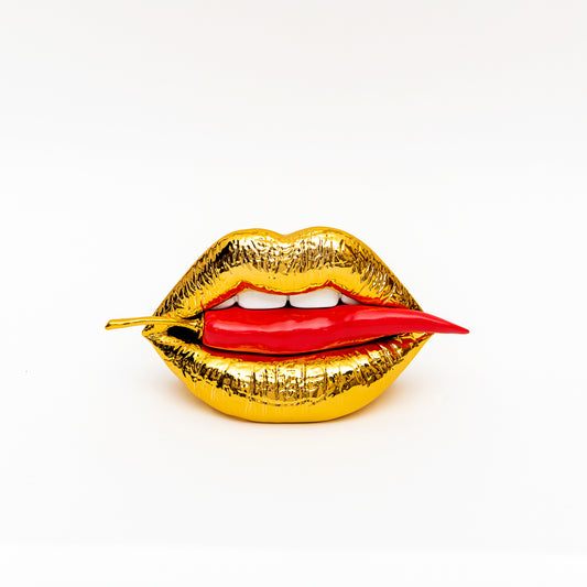 Bocca è una scultura moderna artigianale realizzata in resina di qualità, tutta Made in Italy. Questa fantastica opera d'arte costituisce un elemento unico ed originale, una bocca con un peperoncino nella parte anteriore. Dimensioni: cm 25 x 9,5 x 15 h - Peso: kg. 1,617. In negozio e online su tuttochic.live