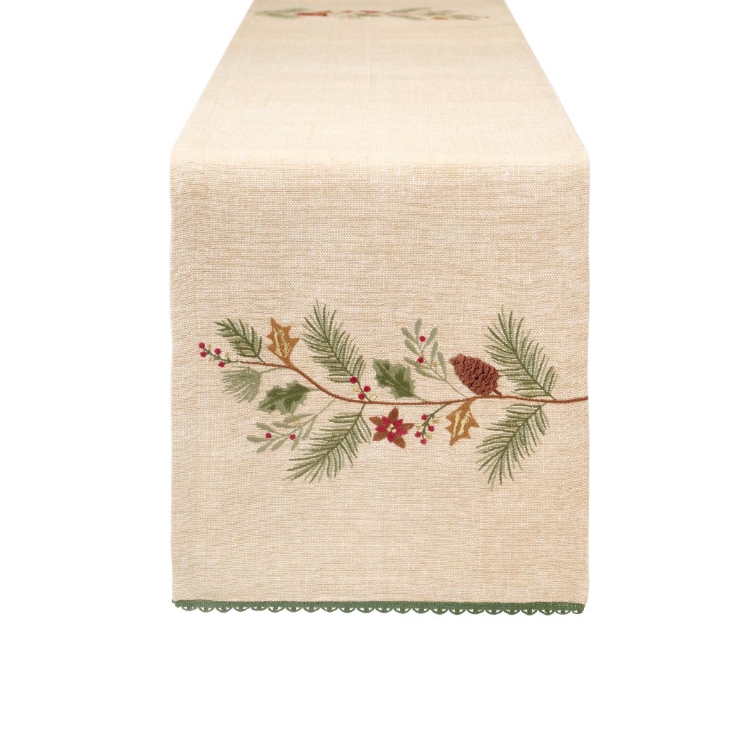 Runner natalizio in tessuto materico panna fiammato con ricco ricamo a rilievo di tralcio di pino, agrifoglio e bacche rosse alle estremità e bordo smerlato verde bosco, collezione Silent Gold Nuvole di Stoffa, Tutto Chic.
