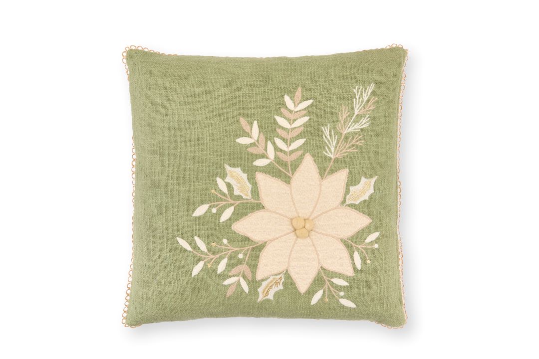 Cuscino natalizio quadrato in tessuto materico verde salvia con grande ricamo a rilievo di stella di Natale panna e oro, rifinito perimetralmente con passamaneria a smerlo, collezione Silent Gold Nuvole di Stoffa, Tutto Chic.