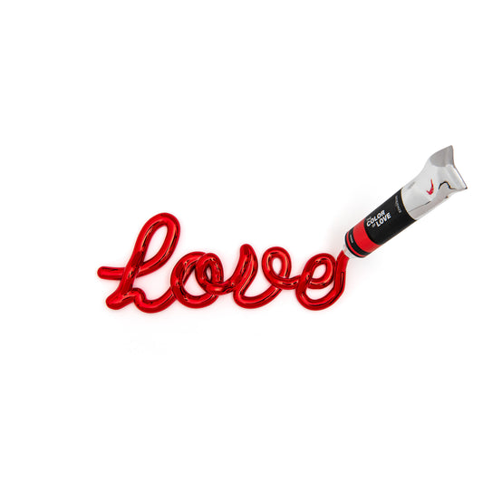 “The Color of Love” celebra la diversità e la bellezza dell’amore. Ogni scritta è composta da un colore, simboleggiando l’ampia gamma di sfumature e dimensioni che l’amore può assumere.  Realizzata in resina decorata - Made in Italy Dimensioni (LxPxH): 39 x 14 x 23 cm Peso: gr. 470. In negozio e online su tuttochic.live