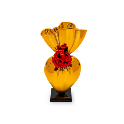 Scultura Give Yourself rappresenta un cuore avvolto con cura in una carta regalo metallizzata, pronto per un regalo unico e prezioso. Concediti l'amore e regala questo capolavoro artistico ad una persona speciale. Realizzata in resina Dimensioni: cm 6 x 5,5 x 14 h - Peso: gr. 240. In negozio e online su tuttochic.live