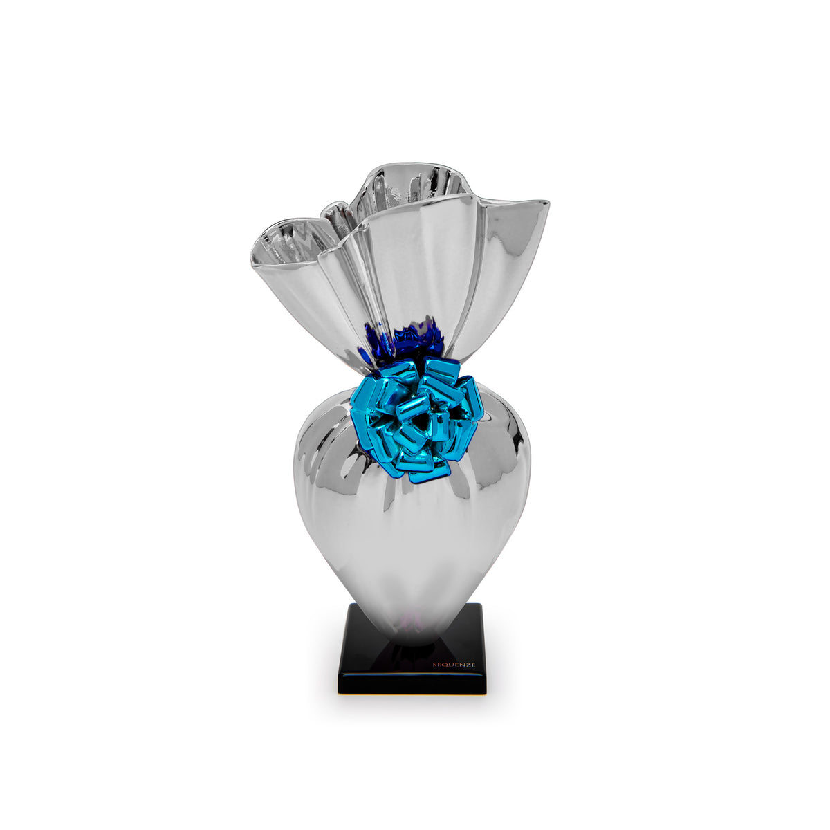 Scultura Give Yourself rappresenta un cuore avvolto con cura in una carta regalo metallizzata, pronto per un regalo unico e prezioso. Concediti l'amore e regala questo capolavoro artistico ad una persona speciale. Realizzata in resina Dimensioni: cm 6 x 5,5 x 14 h - Peso: gr. 240. In negozio e online su tuttochic.live