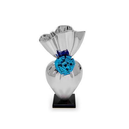 Scultura Give Yourself rappresenta un cuore avvolto con cura in una carta regalo metallizzata, pronto per un regalo unico e prezioso. Concediti l'amore e regala questo capolavoro artistico ad una persona speciale. Realizzata in resina Dimensioni: cm 6 x 5,5 x 14 h - Peso: gr. 240. In negozio e online su tuttochic.live