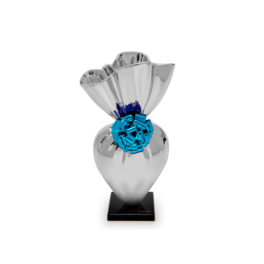 Scultura Give Yourself rappresenta un cuore avvolto con cura in una carta regalo metallizzata, pronto per un regalo unico e prezioso. Concediti l'amore e regala questo capolavoro artistico ad una persona speciale. Realizzata in resina Dimensioni: cm 6 x 5,5 x 14 h - Peso: gr. 240. In negozio e online su tuttochic.live