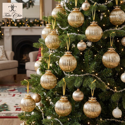 Palla di Natale in vetro soffiato a coste verticali color oro antico con gancio gioiello dorato decorato con brillantini e nastro in organza, linea esclusiva EDG.