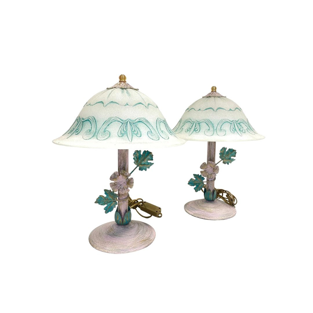 Coppia di lampade vintage con paralume verde acqua e cavo dorato opaco.