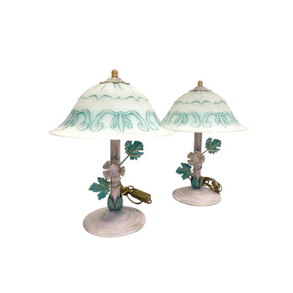 Coppia di lampade vintage con paralume verde acqua e cavo dorato opaco.