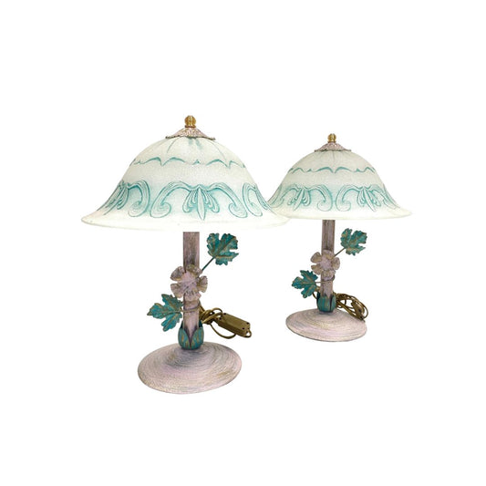Coppia di lampade vintage con paralume verde acqua e cavo dorato opaco.