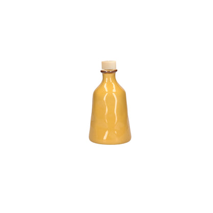 Contenitore bottiglia in gres porcellanato di colore giallo ocra. Dimensioni e capacità: 500 ml Un contenitore per l’olio, per il vino, per i fiori o per qualsiasi cosa suggerisca la tua fantasia. Orci di Concerto,per arricchire e completare la mise en place. In negozio e online su tuttochic.live 
