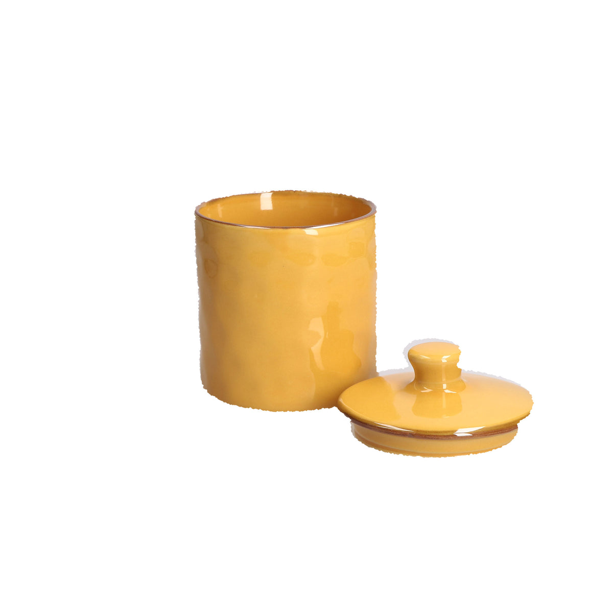 Contenitore barattolo ermetico in gres porcellanato di colore ocra. Dimensioni: cm Ø 10,7 x 14,5 h - 600 ml Concerto, con le sue tonalità iconiche e forme materiche, arriva anche in cucina grazie alla nuova collezione di Barattoli. Oggetti funzionali dal sapore contemporaneo. In negozio e online su tuttochic.live 