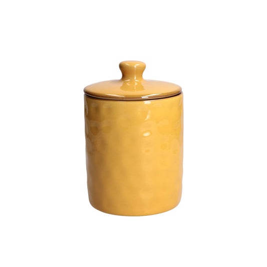Contenitore barattolo in gres porcellanato di colore giallo ocra. Dimensioni e capacità: 1100 ml Concerto, con le sue tonalità iconiche e forme materiche, arriva anche in cucina grazie alla nuova collezione di Barattoli. Oggetti funzionali dal sapore contemporaneo. In negozio e online su tuttochic.live 